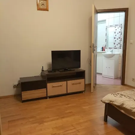 Dom Za Tujami Strykowo