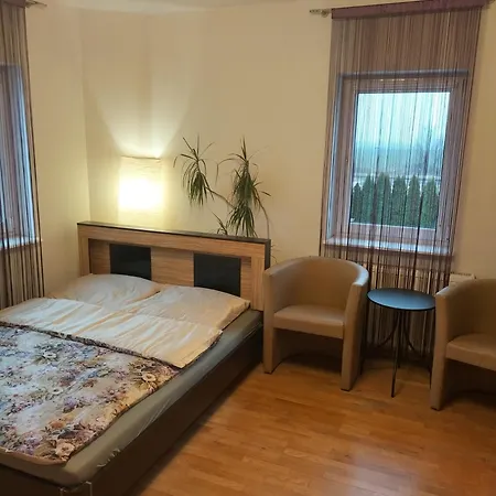 Dom Za Tujami Strykowo